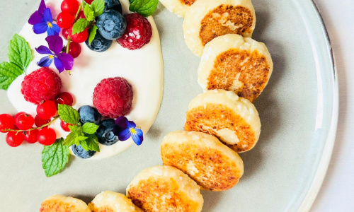 Kepti varškėčiai su braškėmis