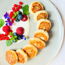 Kepti varškėčiai su braškėmis