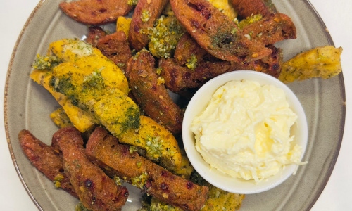 Keptos duonos lazdelės su sūrio padažu