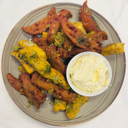 Keptos duonos lazdelės su sūrio padažu